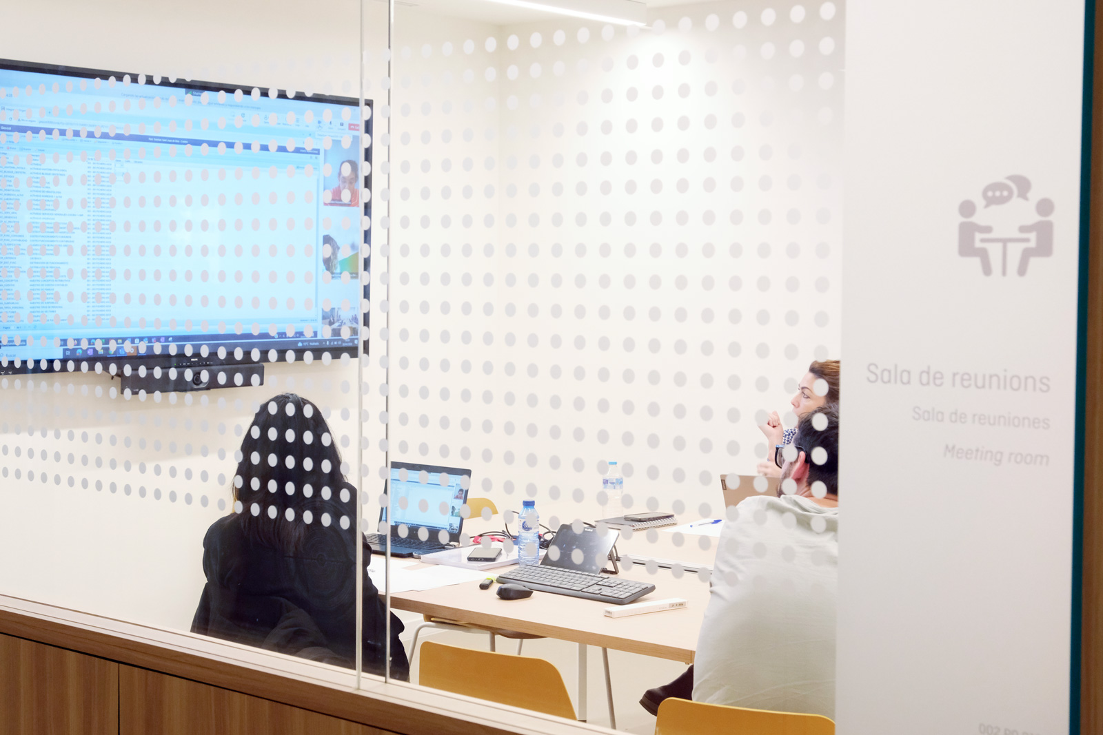 Equip seguint una reunió virtual des d’una sala del edifici Somrise.