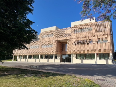 Façana de l’edifici Somrise amb lames de fusta al Parc Sanitari SJD.