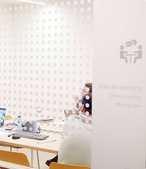 Equip seguint una reunió virtual des d’una sala del edifici Somrise.