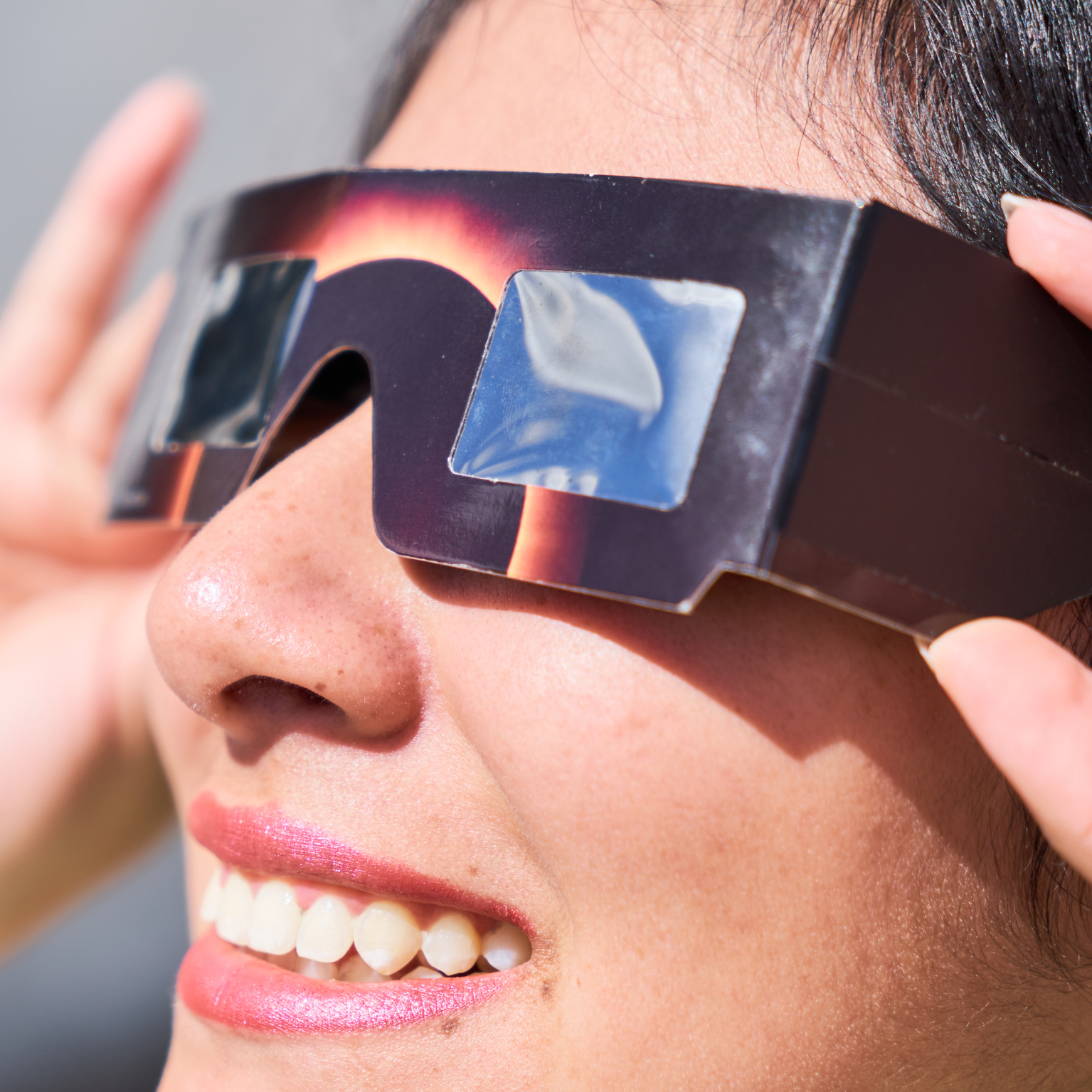 Observar l’eclipsi solar sense la protecció adequada pot produir danys irreparables