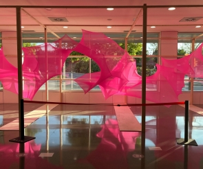 Una instal·lació artística omple el vestíbul de l’hospital