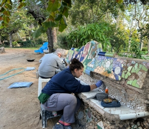 Restaurem els bancs modernistes del Jardí Invisible